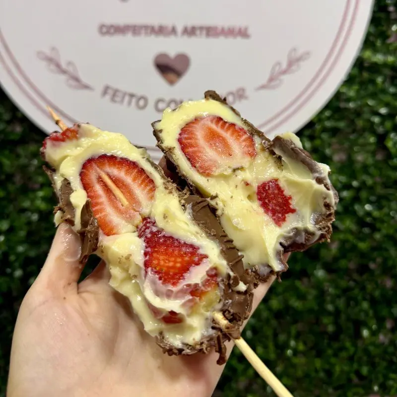 Espeto de morango com leite ninho