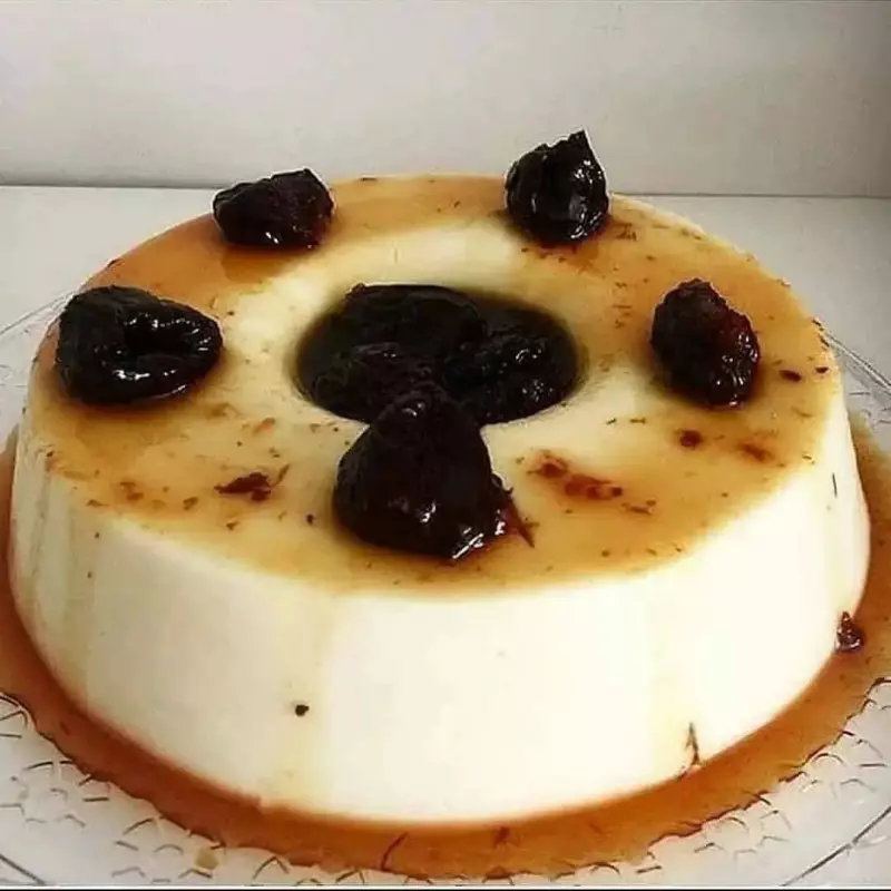 Manjar de côco com calda de ameixa