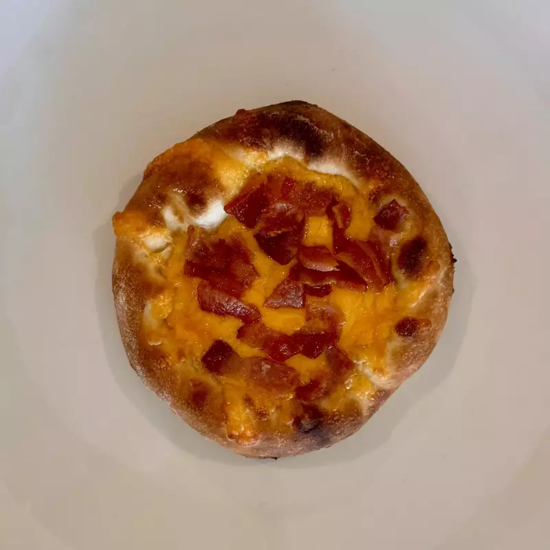 Esfiha de Bacon com Cheddar