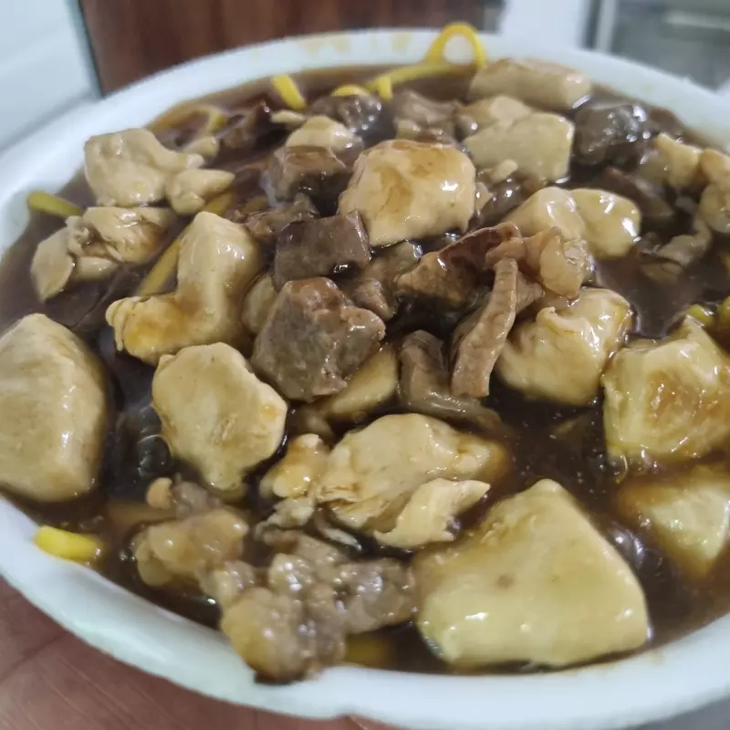 Macarrão com frango e carne