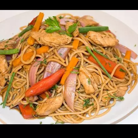 Tallarín saltado