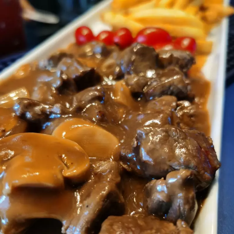 FILÉ COM FRITAS