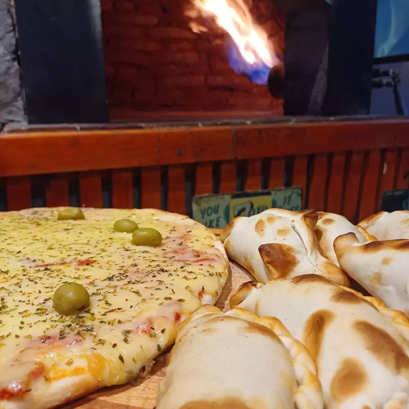 1 Muzzarella + 12 Empanadas