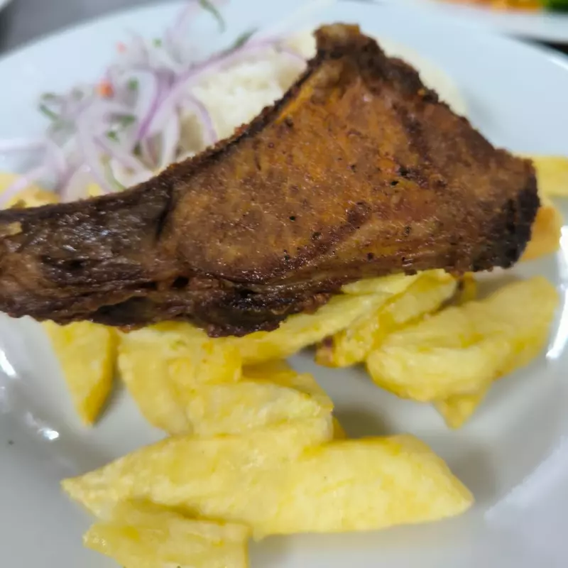 Costillar dorado con papas fritas