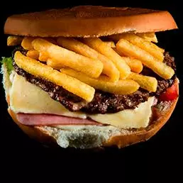 Xis salada com fritas dentro do xis