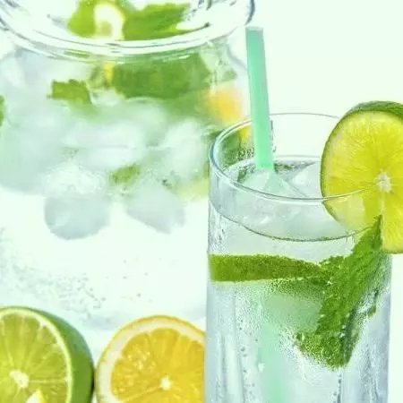 AGUA DE LIMON CON PEPINO