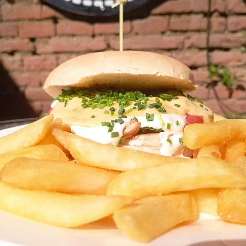 Chicken Poh + papas $7.500