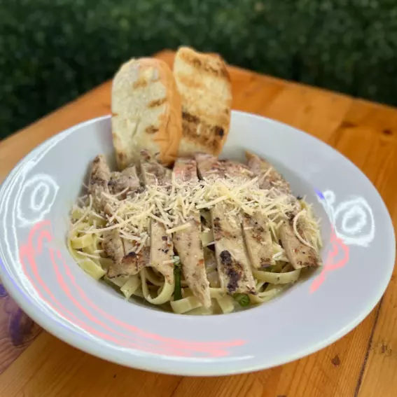 PASTAS AL PESTO Y PECHUGA AL CARBÓN
