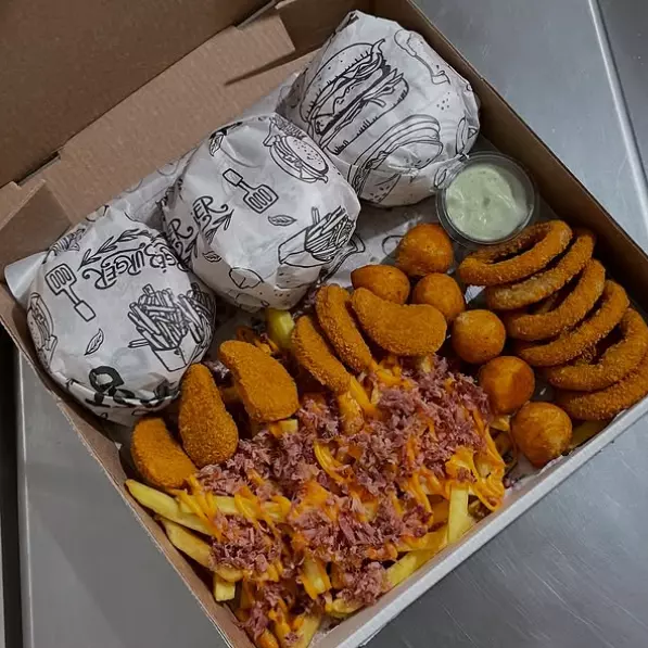 3 Artesanal + batata + nuggets/anel