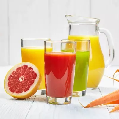 Jarra de jugo natural en agua