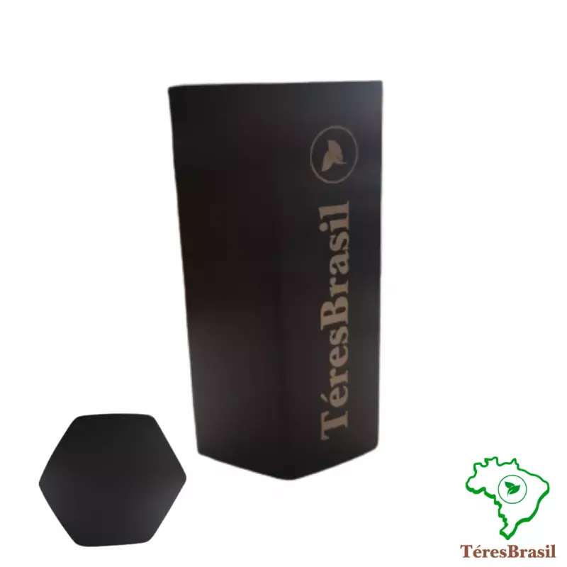 Copo sextavado com pintura.