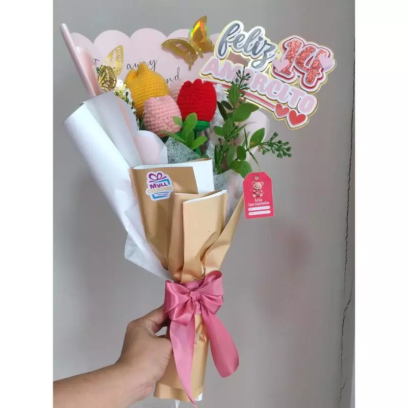 Detalle ramito de tulipan tejidos