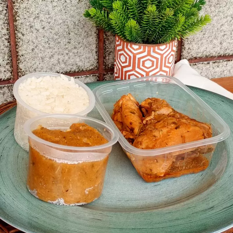 Sobrecoxa cozida com pirão