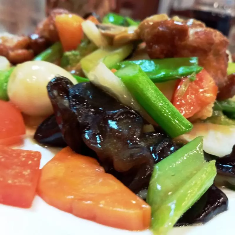 Pollo en trozos c/ huevito y verd.