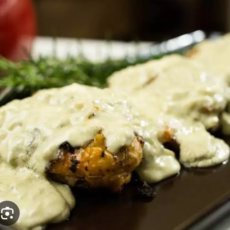 Sobrecoxa ao molho 4 queijo