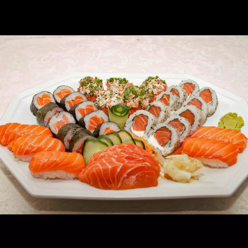 Combinado 35 peças salmão + 10 hot's