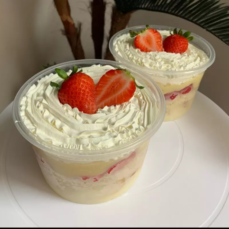 BOLO DE NINHO COM MORANGOS