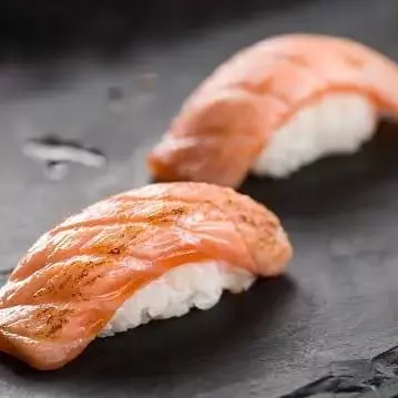 Niguri de salmão maçaricado