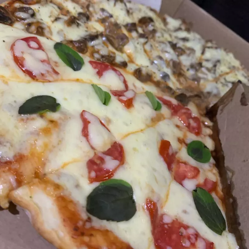 Pizza Grande com borda de requeijão