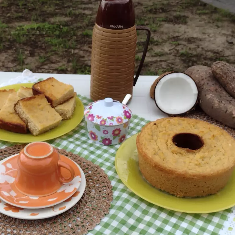 Bolo de Macaxeira com coco ralado