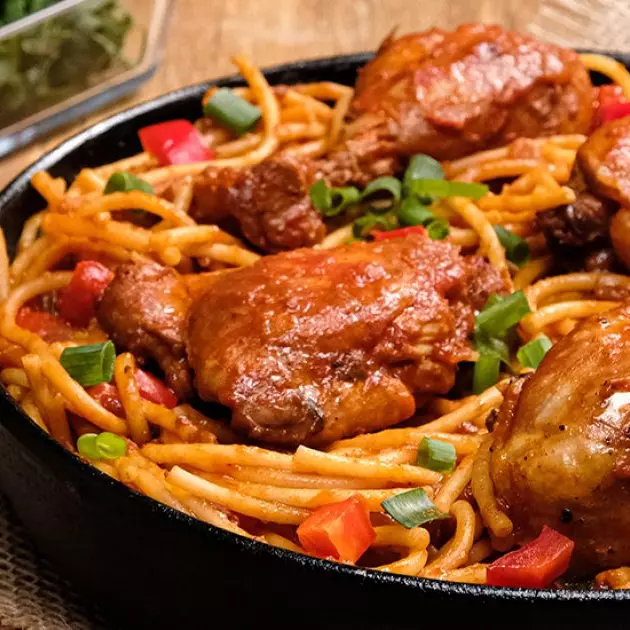 QUINTA- ESPAGUETE C/ FRANGO AO MOLHO