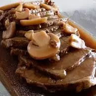 Lagarto ao molho de champignon