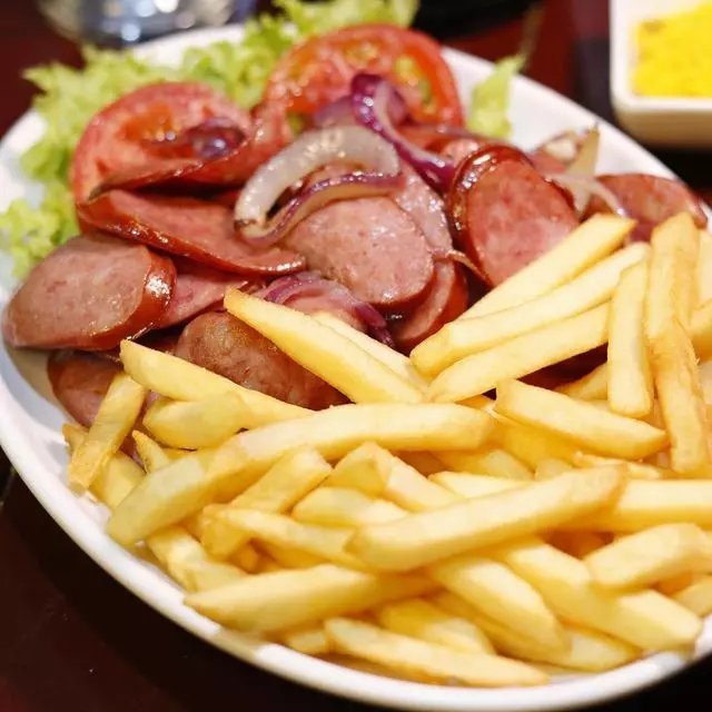 calabresa com fritas