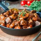 Carne de panela com linguiça e batat