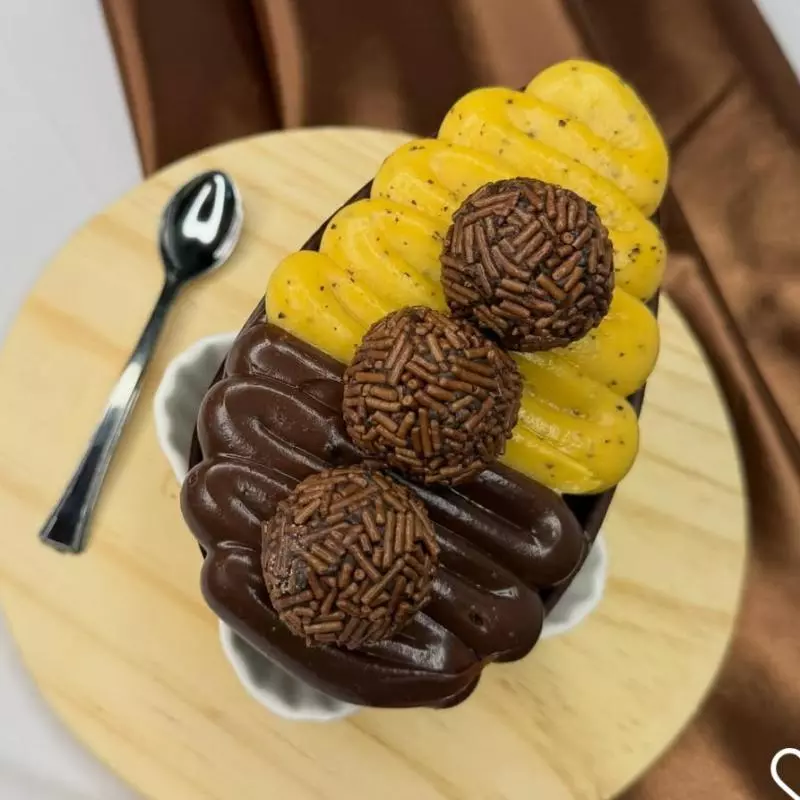 Ovo de colher Brigadeiro/ Maracujá
