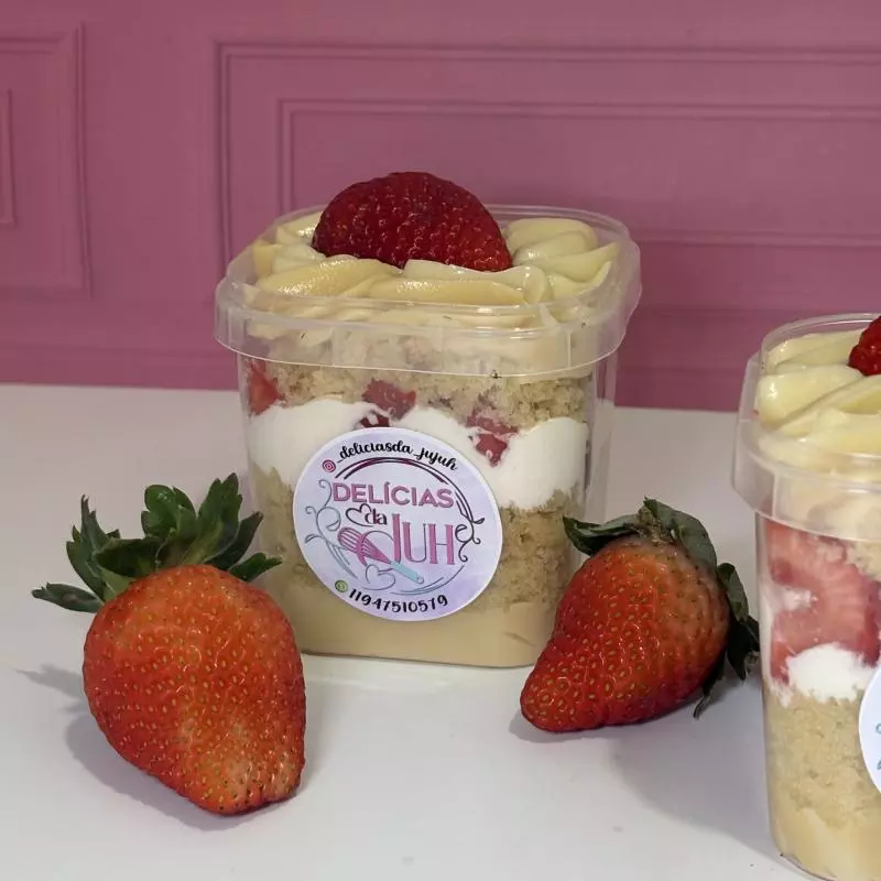 Bolo no pote Ninho com Morangos