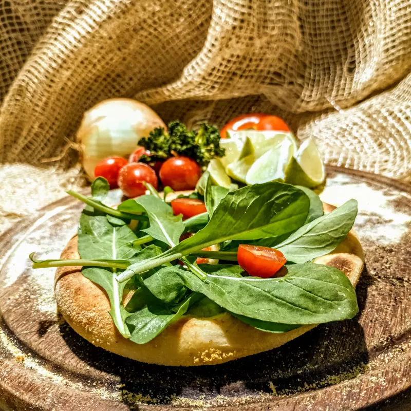 Esfiha rúcula com tomate cereja