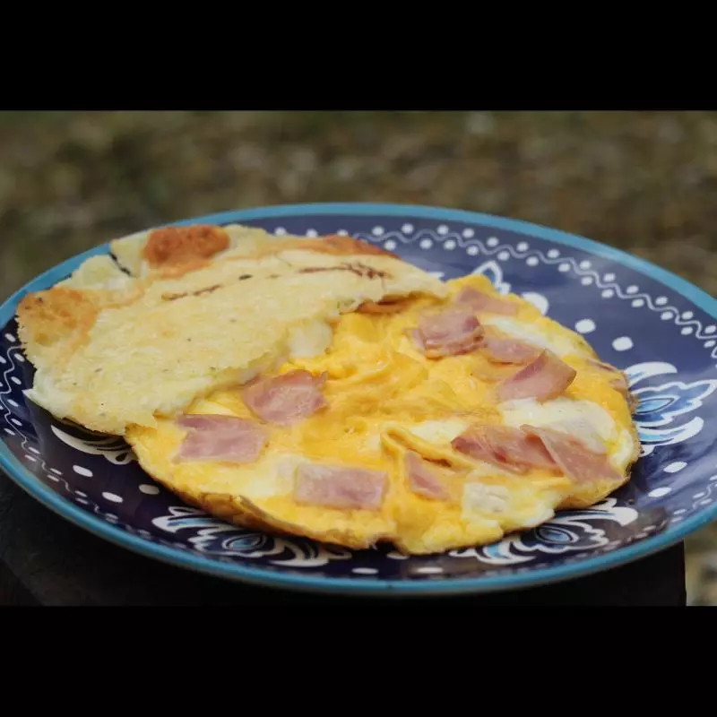 Tortilla de huevos con jamón queso.