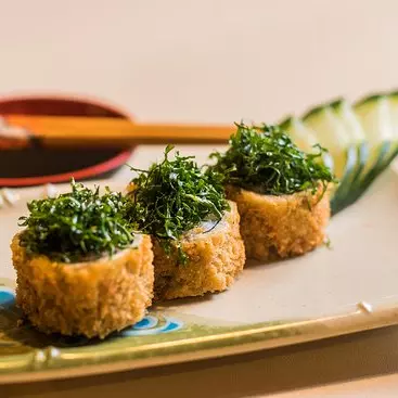Hot Roll Salmão - Crispy de Couve