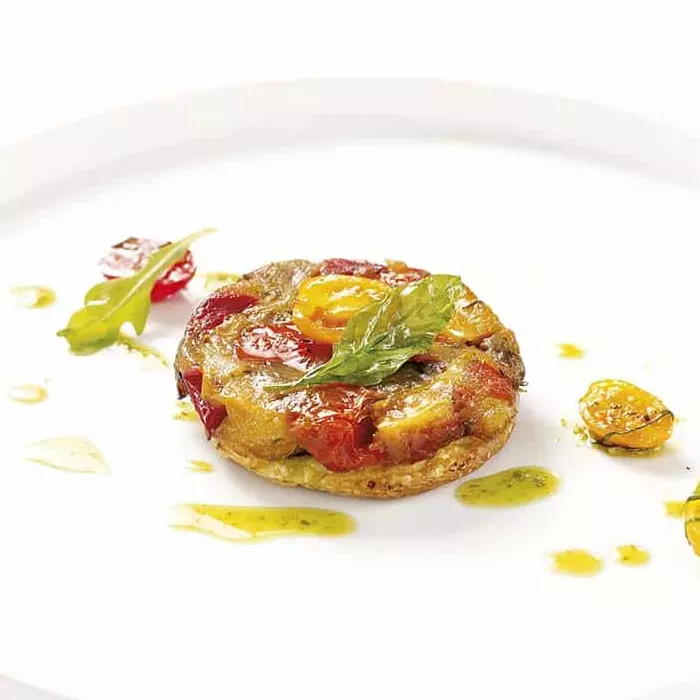 tatin de verdura sobre masa braseada