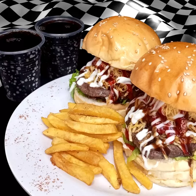 Combo 3 Burger Maxi + 🍟+ 🥤