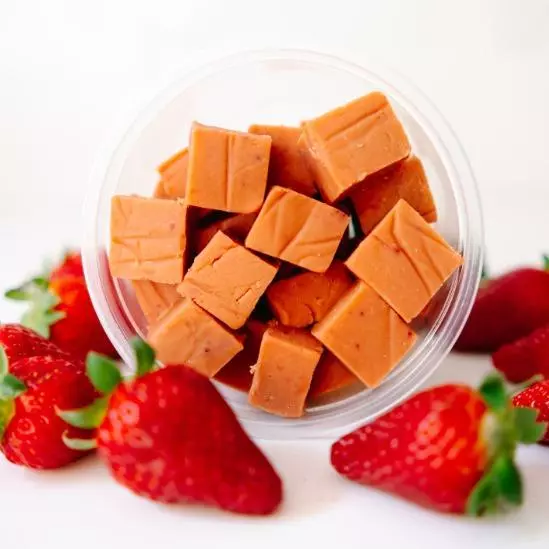 Doce de leite com morango em pedaços