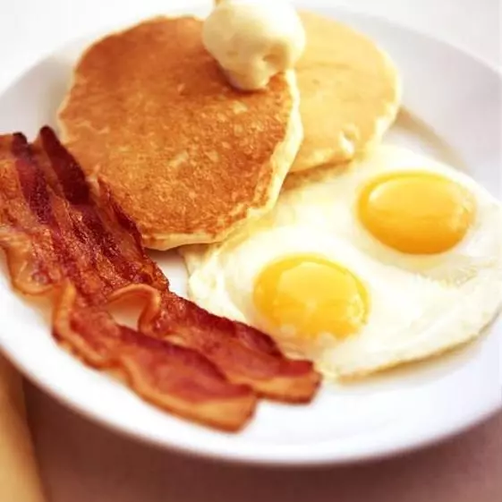 2 hotcakes  con 2 huevos  + tocino