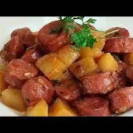 Linguiça Acebolada com Batata