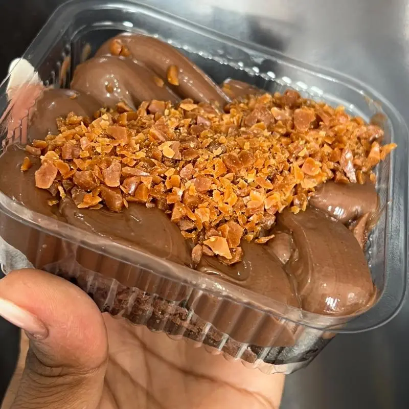 Quadrado de brownie caramelo salgado