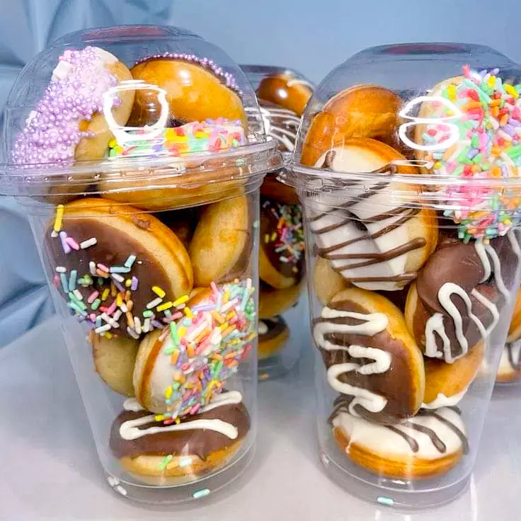 2 Copos “Mini Cake Donuts”.