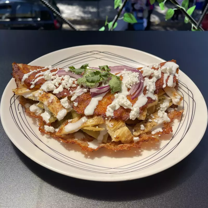 Costra de queso con chilaquiles