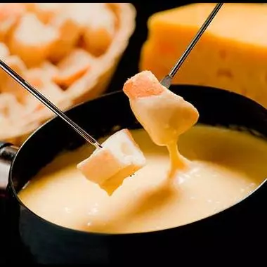 Fondue de queijo serve 2 pessoas