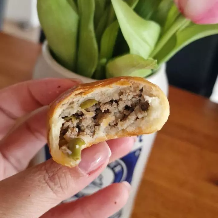 Esfiha de Carne com Azeitona