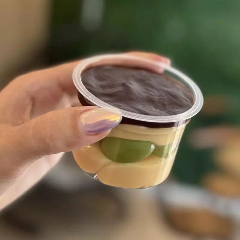 Bombom de uva aberto