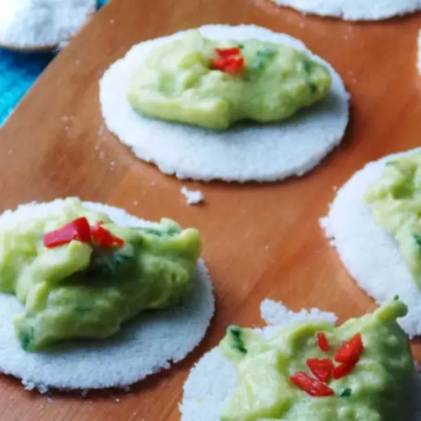 Mini Tapioca Aberta com Guacamole