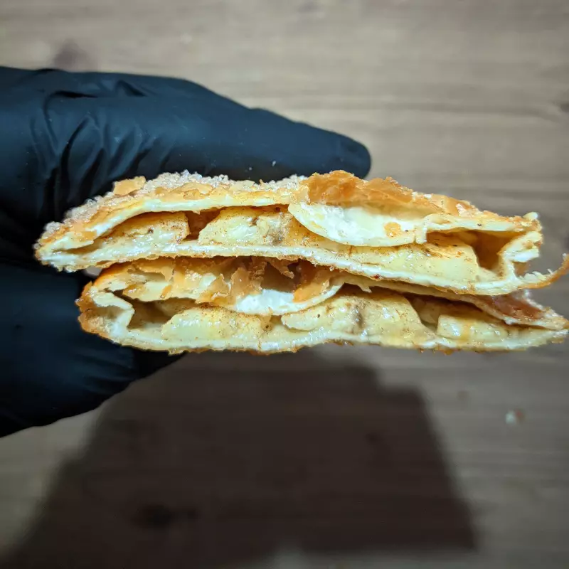 Pastel de banana com açúcar e canela