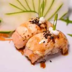 NIGUIRI DE SALMAO MAÇARICADO