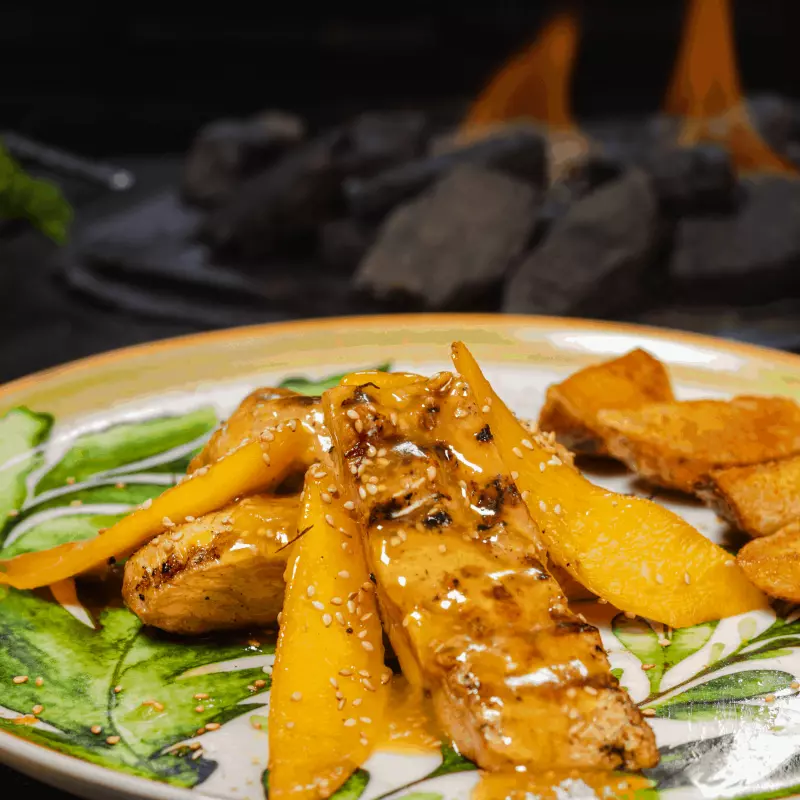 POLLO AL AJONJOLÍ EN SALSA DE MANGO