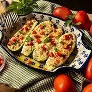 Abobrinha recheada de queijo com tom