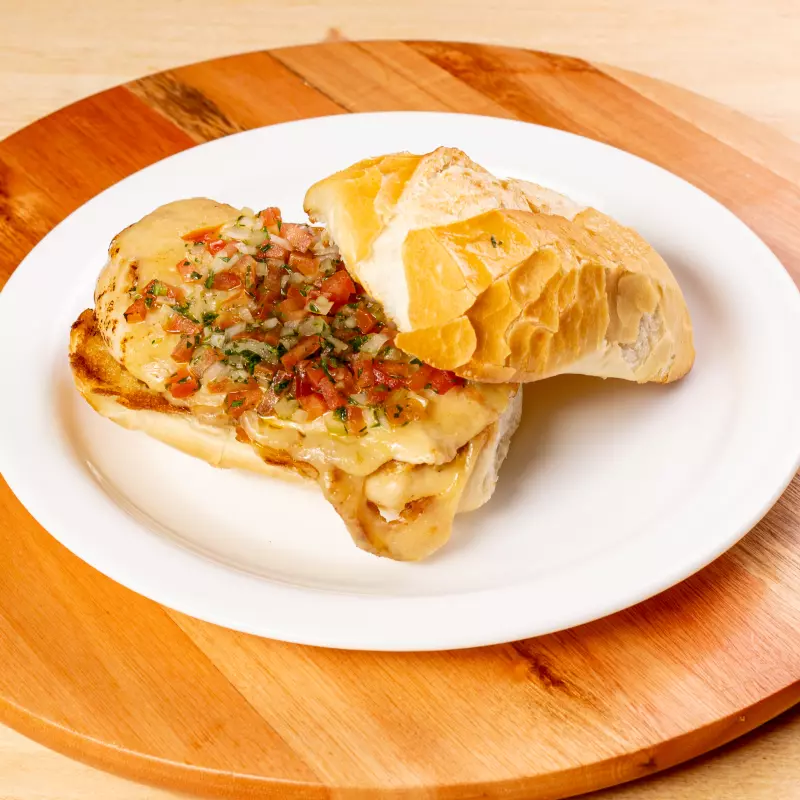 FILÉ DE FRANGO C/ QUEIJO E VINAGRETE